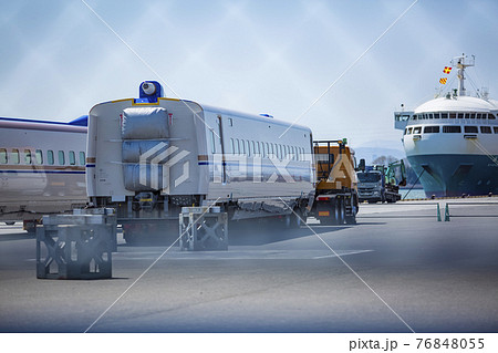 陸揚げされた列車 陸揚げされた列車 76848055