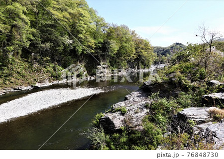 長瀞・小滝の瀬後の穏やかな流れ（長瀞渓谷） 76848730