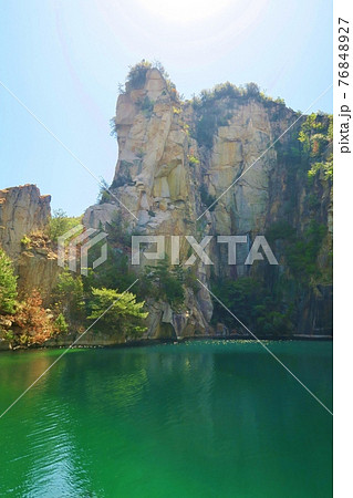 北木島のエメラルドグリーンの丁場湖 岡山 北木島のエメラルドグリーンの丁場湖 岡山 76848927