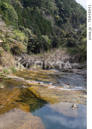 非日常を味わう　湯谷温泉・馬の背岩 76848941