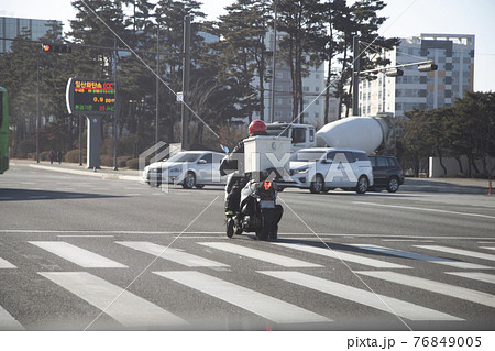 横断歩道 道路 自動車 76849005