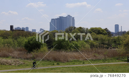 庄内川河川敷と名古屋駅周辺の高層ビル群、田園風景と高層ビルのギャップ 庄内川河川敷と名古屋駅周辺の高層ビル群、田園風景と高層ビルのギャップ 76849270