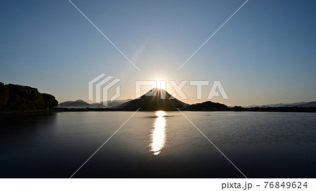 四国香川県丸亀市の讃岐富士（飯野山）の御来光 76849624