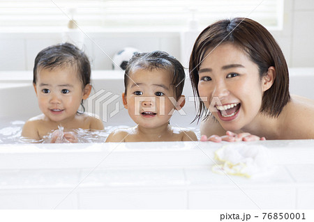 幼児とお風呂に入るママ 幼児とお風呂に入るママ 76850001