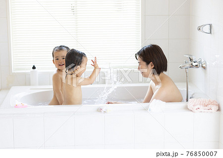 子どもとお風呂に入るママ 76850007