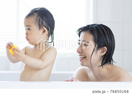 子どもとお風呂に入るママ 子どもとお風呂に入るママ 76850168