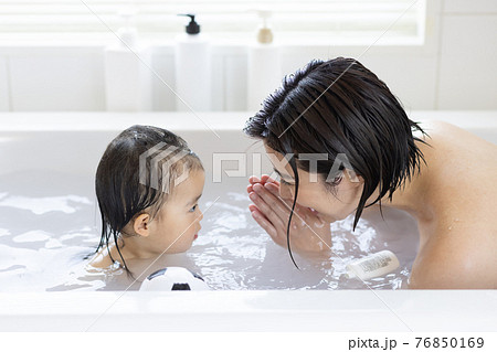 子どもとお風呂に入るママ 76850169
