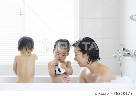 子どもとお風呂に入るママ 子どもとお風呂に入るママ 76850178
