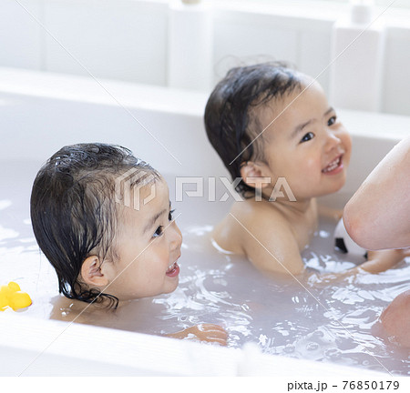 子どもとお風呂に入るママ 子どもとお風呂に入るママ 76850179