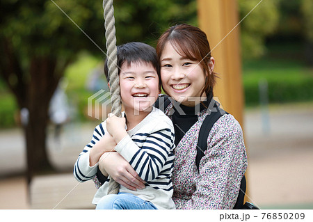 ターザンロープで遊ぶ親子 76850209