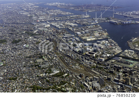 京浜東北線の東神奈川駅付近から鶴見方向を空撮 76850210