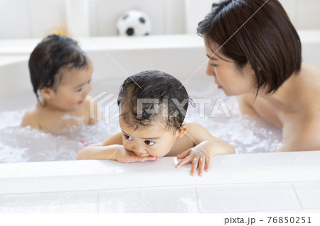 2才の子供とお風呂に入るママ 2才の子供とお風呂に入るママ 76850251