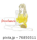 コーヒーを飲みながらパソコンを操作している眼鏡をかけた女性 76850311