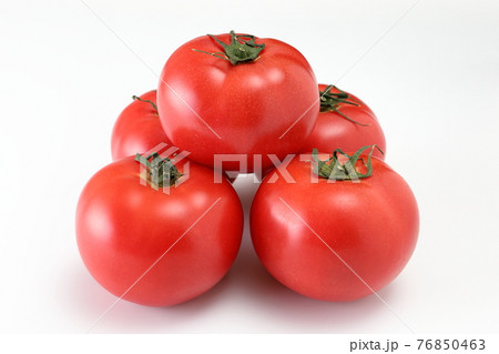 桃太郎トマト　白バック　白背景 76850463