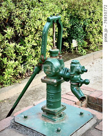 緑色の汲み上げ井戸 76850772