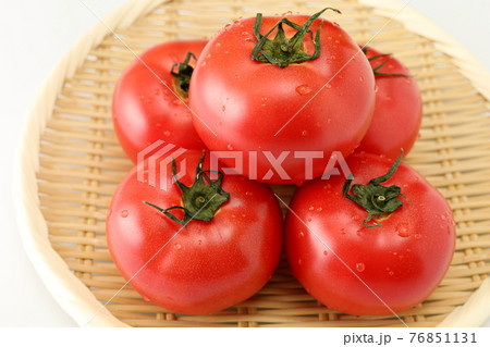 竹ざるに乗せた桃太郎トマト　白バック　白背景 76851131