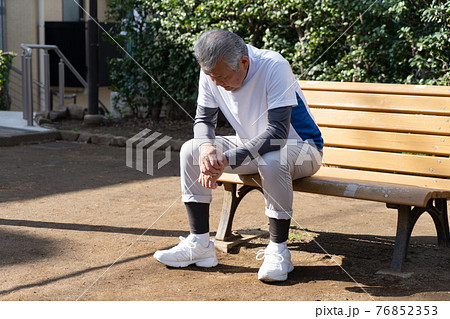 シニア男性 疲れ 屋外 シニア男性 疲れ 屋外 76852353