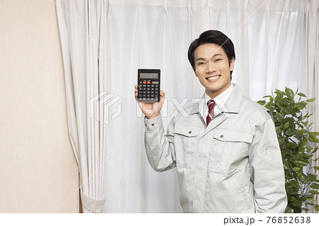 電卓を持つハウスクリーニングの男性作業員 76852638