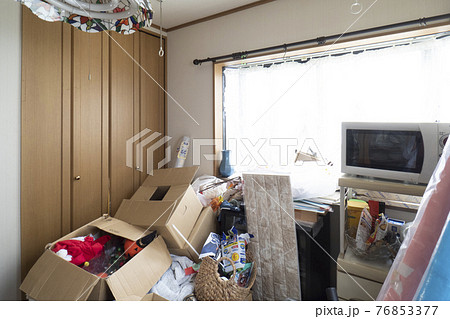 散らかった部屋 散らかった部屋 76853377