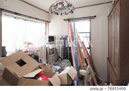散らかった部屋 76853400