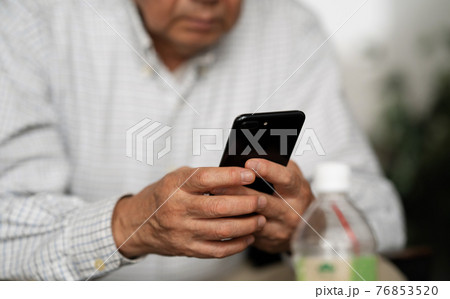 スマートフォン スマホ シニア男性 手元 スマートフォン スマホ シニア男性 手元 76853520