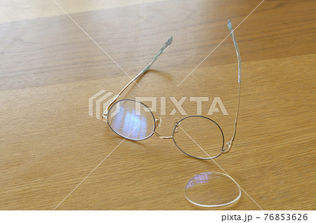 壊れたメガネ 76853626