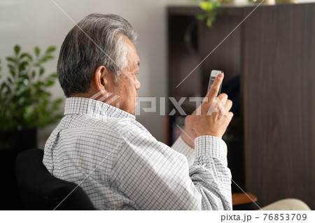スマートフォン スマホ シニア男性 スマートフォン スマホ シニア男性 76853709