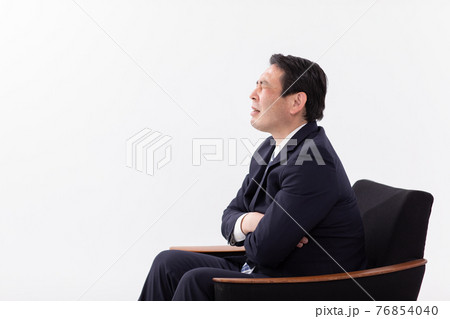 悩むビジネスマン　 76854040