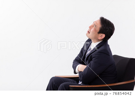 悩むビジネスマン　 76854042