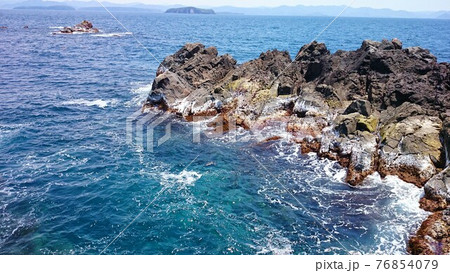 日本海に浮かぶ山口県萩市相島の磯と白波 日本海に浮かぶ山口県萩市相島の磯と白波 76854079