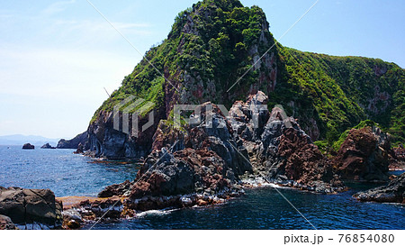 日本海に浮かぶ山口県萩市相島の磯 日本海に浮かぶ山口県萩市相島の磯 76854080
