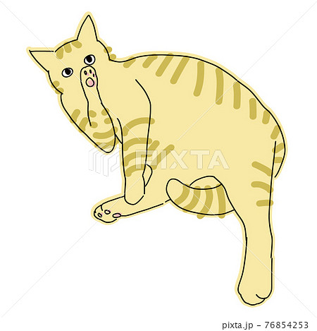 毛繕いをしている茶虎の猫の全身イラスト 76854253