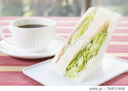 美味しいハムレタスチーズサンド(三角サンド)とコーヒー 美味しいハムレタスチーズサンド(三角サンド)とコーヒー 76855468