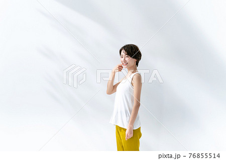 ビューティー　夏　紫外線　ミドル女性 76855514