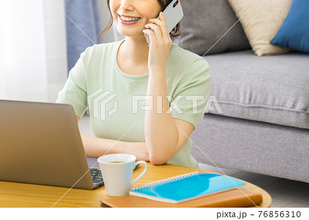 自宅でテレワークをする女性 自宅でテレワークをする女性 76856310