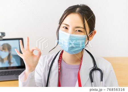 OKマークをする若い女性医師 76856316