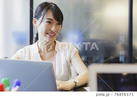 デスクで働く女性 ビジネスシーン 76856371
