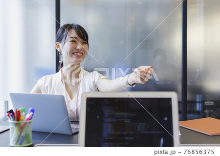 デスクで働く女性 ビジネスシーン 76856375