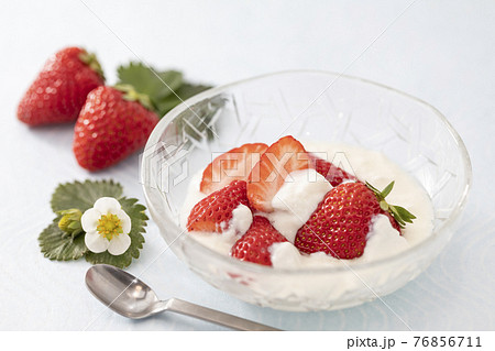 白バックでガラスの器に入れたいちごヨーグルト 76856711