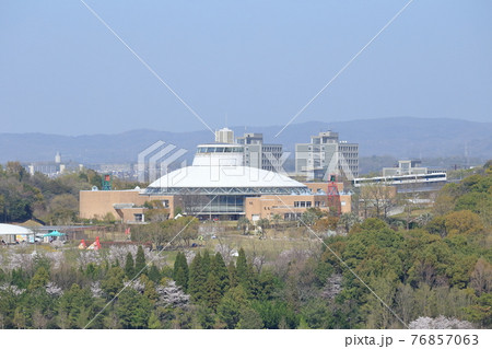 愛知県児童総合センターとリニモと桜(愛・地球博記念公園 モリコロパーク 愛知県 長久手市) 愛知県児童総合センターとリニモと桜(愛・地球博記念公園 モリコロパーク 愛知県 長久手市) 76857063