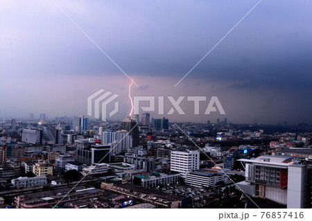雷雲と稲妻の閃光1 季節の風景 タイの風景の写真素材