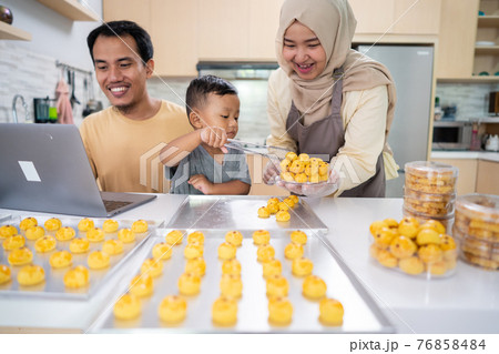 muslim family cooking nastar tart at home muslim family cooking nastar tart at home 76858484