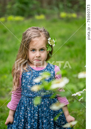 emotional portrait of a surprised girl 76860373