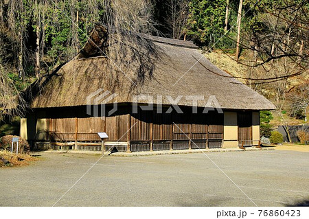 日本の農村の風景・茅葺き屋根の母屋 日本の農村の風景・茅葺き屋根の母屋 76860423