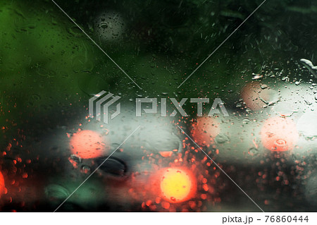 自動車 雨季 背景 76860444