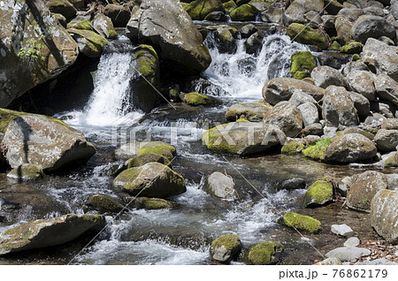 栃木県那須の渓流の流れ 76862179