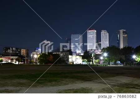 名古屋駅周辺の高層ビル群と公園の夜景 76863082