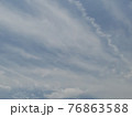 飛行機雲。初夏の晴天の空。九州の自然。 76863588