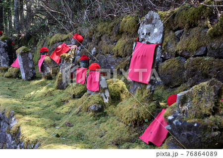 日光山観光スポット化け地蔵のミステリー 76864089