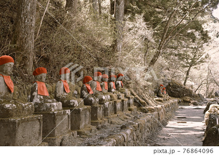日光山観光スポット化け地蔵のミステリー 日光山観光スポット化け地蔵のミステリー 76864096